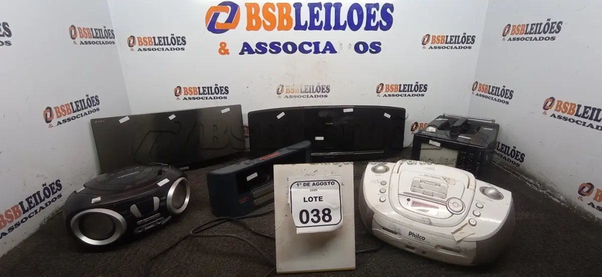 LOTE 038 - 01 MINI TV/RÁDIO MARCA BROKSONIC, 02 APARELHOS DE SOM PORTÁTEIS, 01 BASE DE CARREGADORES DE ASPIRADORES ROBÔ MARCA NEATO E 01 MICRO SYSTEM MODELO MCM233 MARCA PHILIPS. (NO ESTADO) ATENÇÃO! FAZER A VISITAÇÃO ANTES DE ARREMATAR, NÃO SABEMOS SE FUNCIONA, LEILÃO NÃO TEM GARANTIA E NEM DEVOLUÇÃO, SUJEITO A POSSÍVEIS AVARIAS VISÍVEIS/OCULTAS E/OU AUSÊNCIA DE COMPONENTES.