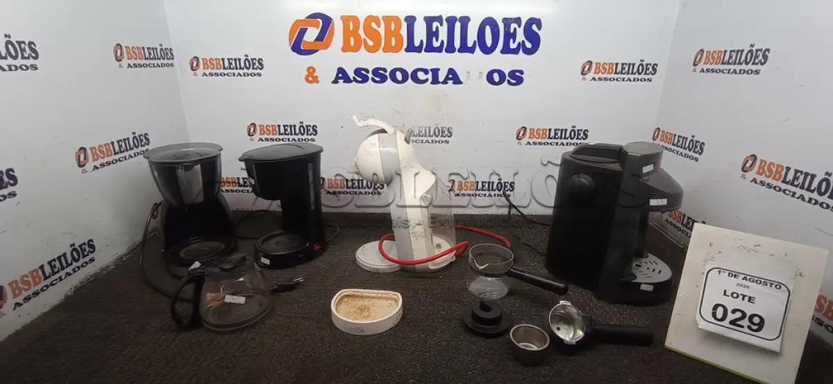 LOTE 029 - 04 CAFETEIRAS ELÉTRICAS DE MARCAS E MODELOS DIVERSOS. (NO ESTADO) ATENÇÃO! FAZER A VISITAÇÃO ANTES DE ARREMATAR, NÃO SABEMOS SE FUNCIONA, LEILÃO NÃO TEM GARANTIA E NEM DEVOLUÇÃO, SUJEITO A POSSÍVEIS AVARIAS VISÍVEIS/OCULTAS E/OU AUSÊNCIA DE COMPONENTES.