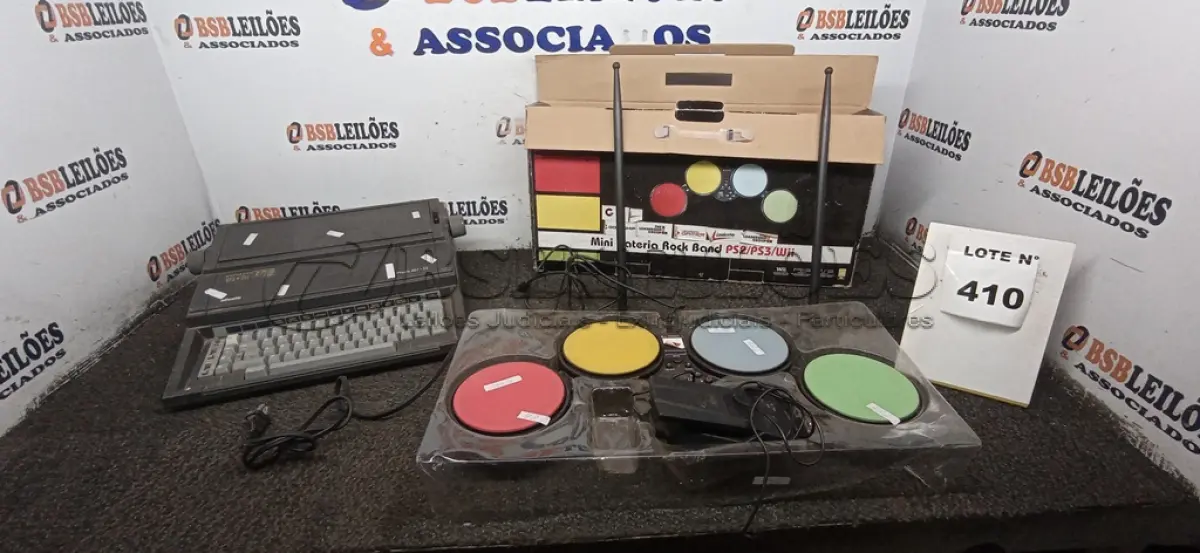 LOTE 410 - 01 MÁQUINA DE DATILOGRAFIA MODELO PRÁXIS 201-II MARCA OLIVETTI E 01 MINI BATERIA ROCK BAND. (NO ESTADO) ATENÇÃO! FAZER A VISITAÇÃO ANTES DE ARREMATAR, NÃO SABEMOS SE FUNCIONA, LEILÃO NÃO TEM GARANTIA E NEM DEVOLUÇÃO, SUJEITO A POSSÍVEIS AVARIAS VISÍVEIS/OCULTAS E/OU AUSÊNCIA DE COMPONENTES.