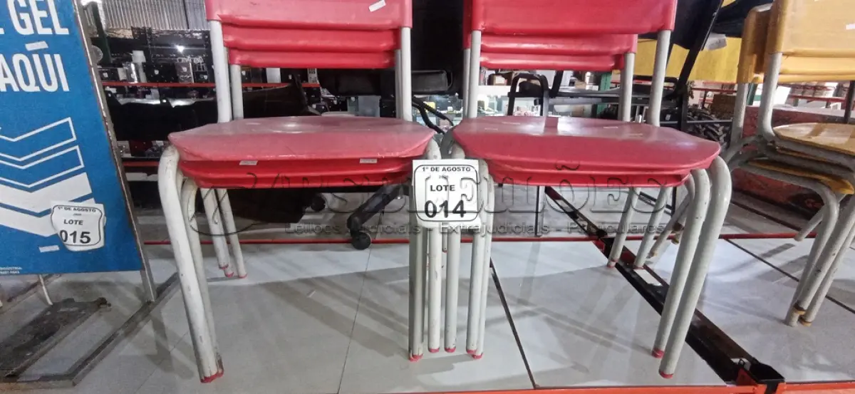 LOTE 014 - 06 CADEIRAS INFANTIS NA COR VERMELHA. (NO ESTADO) ATENÇÃO! FAZER A VISITAÇÃO ANTES DE ARREMATAR, NÃO SABEMOS SE FUNCIONA, LEILÃO NÃO TEM GARANTIA E NEM DEVOLUÇÃO, SUJEITO A POSSÍVEIS AVARIAS VISÍVEIS/OCULTAS E/OU AUSÊNCIA DE COMPONENTES.