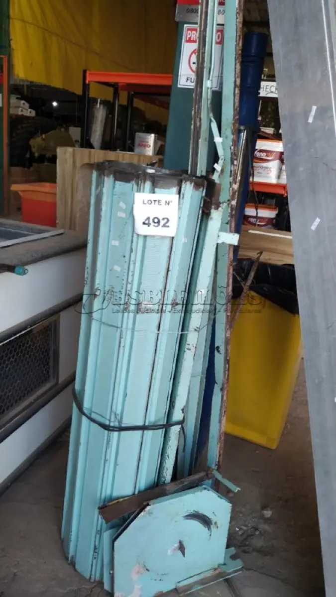 LOTE 492 - 01 PORTÃO DOBRÁVEL DUPLO EM FERRO. (NO ESTADO) ATENÇÃO! FAZER A VISITAÇÃO ANTES DE ARREMATAR, NÃO SABEMOS SE FUNCIONA, LEILÃO NÃO TEM GARANTIA E NEM DEVOLUÇÃO, SUJEITO A POSSÍVEIS AVARIAS VISÍVEIS/OCULTAS E/OU AUSÊNCIA DE COMPONENTES.