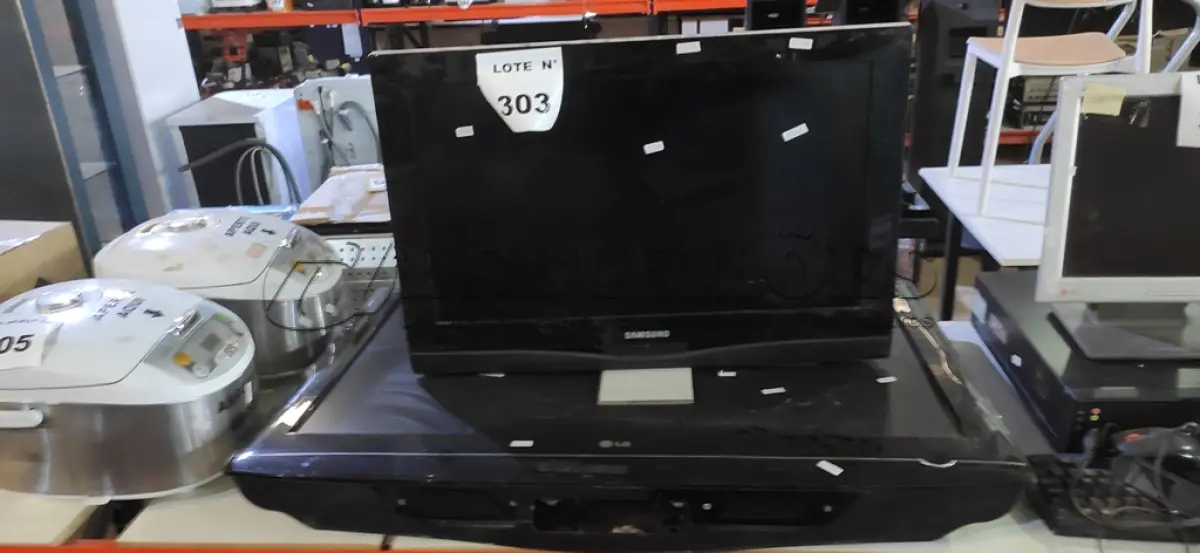 LOTE 303 - 01 TV LCD 37’’ MARCA LG E 01 TV LCD 26’’ MARCA SAMSUNG. (NO ESTADO) ATENÇÃO! FAZER A VISITAÇÃO ANTES DE ARREMATAR, NÃO SABEMOS SE FUNCIONA, LEILÃO NÃO TEM GARANTIA E NEM DEVOLUÇÃO, SUJEITO A POSSÍVEIS AVARIAS VISÍVEIS/OCULTAS E/OU AUSÊNCIA DE COMPONENTES.