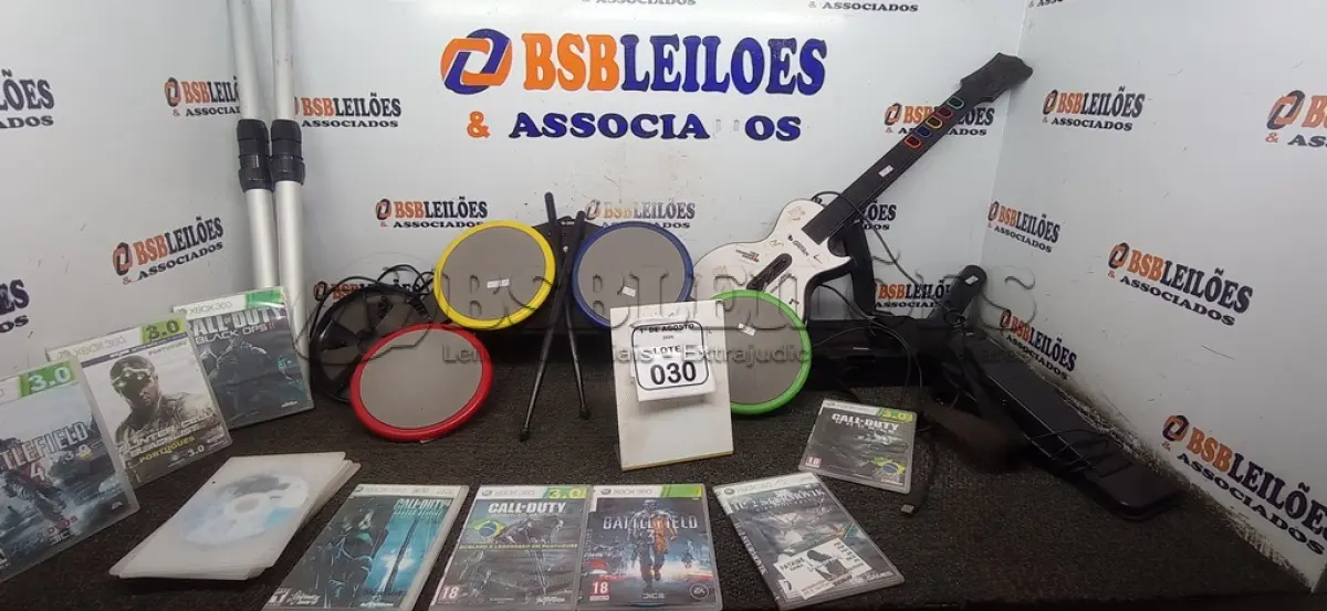 LOTE 030 - 01 GUITARRA E 01 BATERIA PARA VIDEOGAMES E VÁRIOS JOGOS PARA XBOX. (NO ESTADO) ATENÇÃO! FAZER A VISITAÇÃO ANTES DE ARREMATAR, NÃO SABEMOS SE FUNCIONA, LEILÃO NÃO TEM GARANTIA E NEM DEVOLUÇÃO, SUJEITO A POSSÍVEIS AVARIAS VISÍVEIS/OCULTAS E/OU AUSÊNCIA DE COMPONENTES.