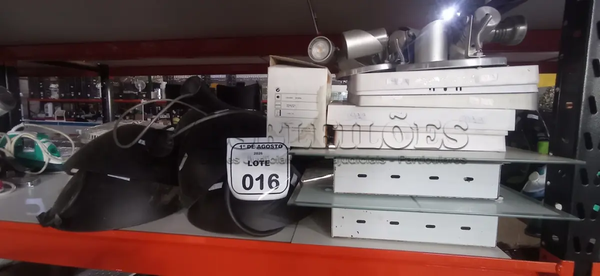 LOTE 016 - 01 LOTE COM VÁRIOS REFLETORES, LUMINÁRIAS DE EMBUTIR E LUMINÁRIAS SUSPENSAS DE MARCAS E MODELOS DIVERSOS. (NO ESTADO) ATENÇÃO! FAZER A VISITAÇÃO ANTES DE ARREMATAR, NÃO SABEMOS SE FUNCIONA, LEILÃO NÃO TEM GARANTIA E NEM DEVOLUÇÃO, SUJEITO A POSSÍVEIS AVARIAS VISÍVEIS/OCULTAS E/OU AUSÊNCIA DE COMPONENTES.