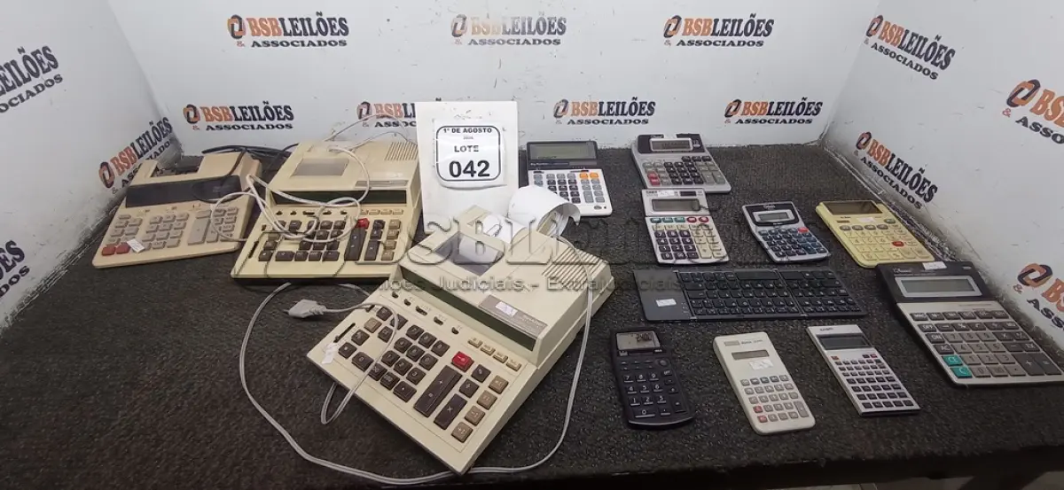 LOTE 042 - 01 LOTE COM VÁRIAS CALCULADORAS DE MARCAS E MODELOS DIVERSO. (NO ESTADO) ATENÇÃO! FAZER A VISITAÇÃO ANTES DE ARREMATAR, NÃO SABEMOS SE FUNCIONA, LEILÃO NÃO TEM GARANTIA E NEM DEVOLUÇÃO, SUJEITO A POSSÍVEIS AVARIAS VISÍVEIS/OCULTAS E/OU AUSÊNCIA DE COMPONENTES.