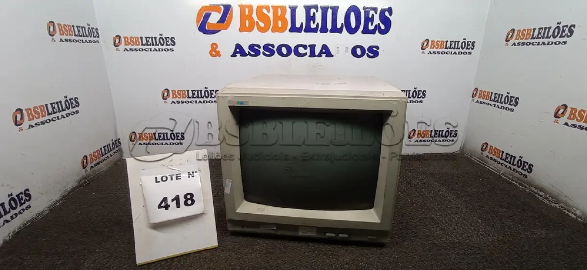 LOTE 418 -  01 MONITOR DE VÍDEO . (NO ESTADO) ATENÇÃO! FAZER A VISITAÇÃO ANTES DE ARREMATAR, NÃO SABEMOS SE FUNCIONA, LEILÃO NÃO TEM GARANTIA E NEM DEVOLUÇÃO, SUJEITO A POSSÍVEIS AVARIAS VISÍVEIS/OCULTAS E/OU AUSÊNCIA DE COMPONENTES.
