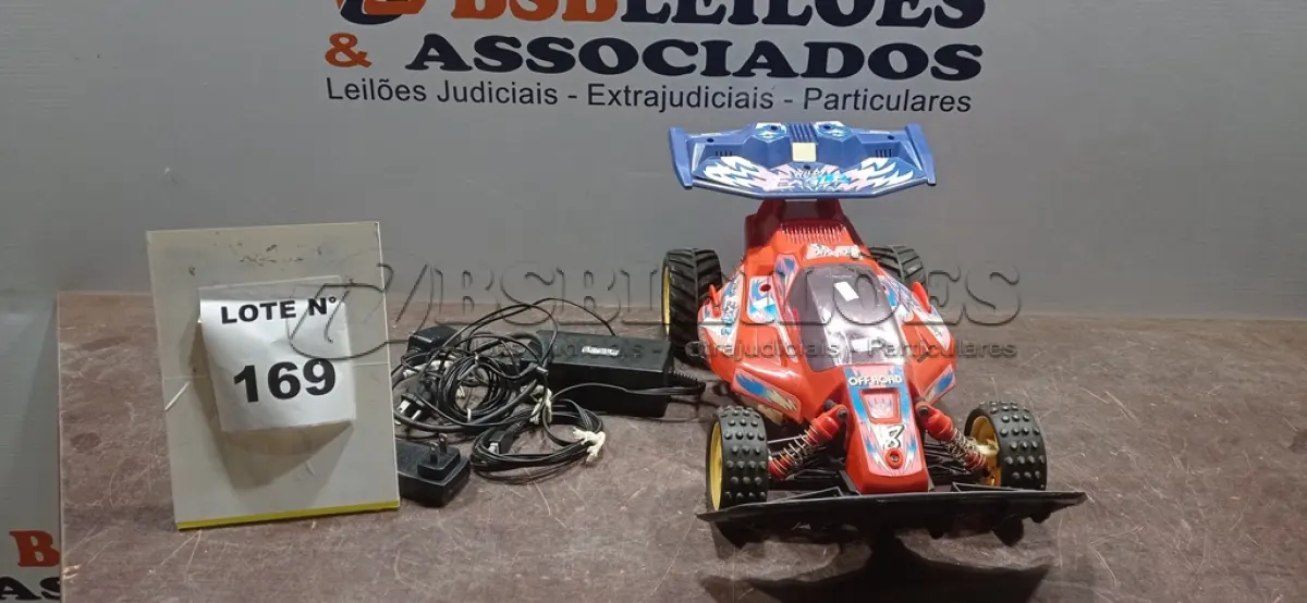 LOTE 169 - 01 CARRINHO DE CORRIDA DE BRINQUEDO. (NO ESTADO) ATENÇÃO! FAZER A VISITAÇÃO ANTES DE ARREMATAR, NÃO SABEMOS SE FUNCIONA, LEILÃO NÃO TEM GARANTIA E NEM DEVOLUÇÃO, SUJEITO A POSSÍVEIS AVARIAS VISÍVEIS/OCULTAS E/OU AUSÊNCIA DE COMPONENTES.