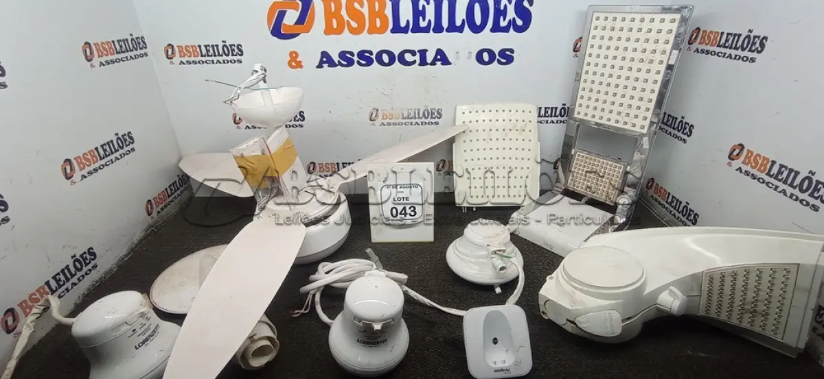 LOTE 043 - 01 VENTILADOR DE TETO E VÁRIOS CHUVEIROS DE MARCAS E MODELOS DIVERSOS. (NO ESTADO) ATENÇÃO! FAZER A VISITAÇÃO ANTES DE ARREMATAR, NÃO SABEMOS SE FUNCIONA, LEILÃO NÃO TEM GARANTIA E NEM DEVOLUÇÃO, SUJEITO A POSSÍVEIS AVARIAS VISÍVEIS/OCULTAS E/OU AUSÊNCIA DE COMPONENTES.