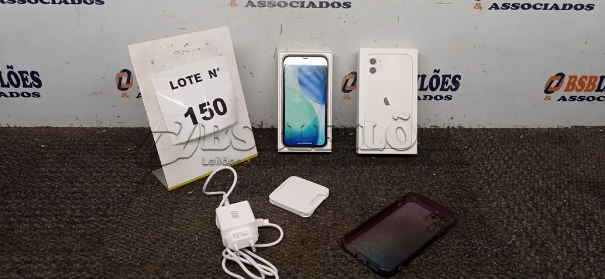 LOTE 150 - 01 IPHONE 11 64GB COM CARREGADOR  E 01 CAPINHA  NA COR BRANCO  SERIE: 351082463788482,. (NO ESTADO) ATENÇÃO! FAZER A VISITAÇÃO ANTES DE ARREMATAR, NÃO SABEMOS SE FUNCIONA, LEILÃO NÃO TEM GARANTIA E NEM DEVOLUÇÃO, SUJEITO A POSSÍVEIS AVARIAS VISÍVEIS/OCULTAS E/OU AUSÊNCIA DE COMPONENTES.