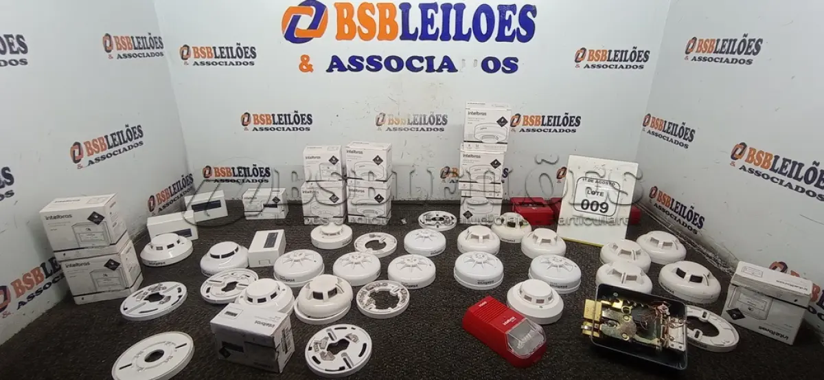 LOTE 009 - 01 LOTE COM VÁRIOS MÓDULOS DE ENTRADA, DETECTOR DE FUMAÇA E SINALIZADORES AUDIOVISUAL. (NO ESTADO) ATENÇÃO! FAZER A VISITAÇÃO ANTES DE ARREMATAR, NÃO SABEMOS SE FUNCIONA, LEILÃO NÃO TEM GARANTIA E NEM DEVOLUÇÃO, SUJEITO A POSSÍVEIS AVARIAS VISÍVEIS/OCULTAS E/OU AUSÊNCIA DE COMPONENTES.