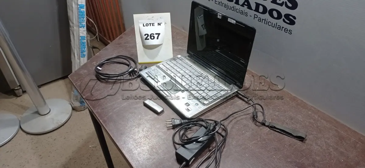 LOTE 267 - 01 NOTEBOOK HP COM FONTE.  (NO ESTADO, NÃO SABEMOS SE FUNCIONA. LEILÃO NÃO TEM GARANTIA E NEM DEVOLUÇÃO, SUJEITO A POSSÍVEIS AVARIAS VISÍVEIS/OCULTAS E/OU AUSÊNCIA DE COMPONENTES)