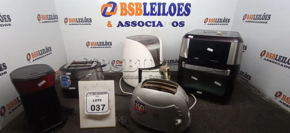 LOTE 037 - 02 TORRADEIRAS, 01 CAFETEIRA E 02 AIR FRYERS DE MARCAS E MODELOS DIVERSOS. (NO ESTADO) ATENÇÃO! FAZER A VISITAÇÃO ANTES DE ARREMATAR, NÃO SABEMOS SE FUNCIONA, LEILÃO NÃO TEM GARANTIA E NEM DEVOLUÇÃO, SUJEITO A POSSÍVEIS AVARIAS VISÍVEIS/OCULTAS E/OU AUSÊNCIA DE COMPONENTES.