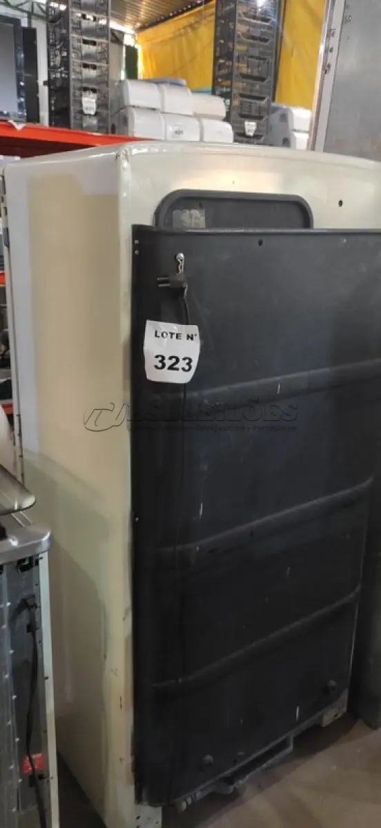 LOTE 323 -   01 GELADEIRA DE 1947.GENERAL ELECTRIC. (NO ESTADO) ATENÇÃO! FAZER A VISITAÇÃO ANTES DE ARREMATAR, NÃO SABEMOS SE FUNCIONA, LEILÃO NÃO TEM GARANTIA E NEM DEVOLUÇÃO, SUJEITO A POSSÍVEIS AVARIAS VISÍVEIS/OCULTAS E/OU AUSÊNCIA DE COMPONENTES.