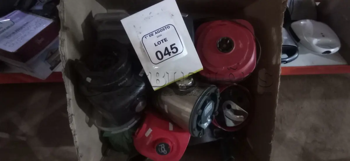 LOTE 045 - 01 LOTE COM VÁRIOS MOTORES E PEÇAS PARA LIQUIDIFICADORES DE MARCAS E MODELOS DIVERSOS. (NO ESTADO) ATENÇÃO! FAZER A VISITAÇÃO ANTES DE ARREMATAR, NÃO SABEMOS SE FUNCIONA, LEILÃO NÃO TEM GARANTIA E NEM DEVOLUÇÃO, SUJEITO A POSSÍVEIS AVARIAS VISÍVEIS/OCULTAS E/OU AUSÊNCIA DE COMPONENTES.