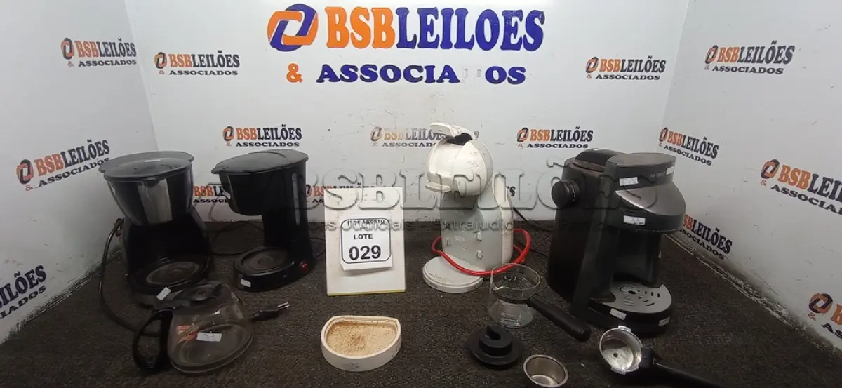 LOTE 029 - 04 CAFETEIRAS ELÉTRICAS DE MARCAS E MODELOS DIVERSOS. (NO ESTADO) ATENÇÃO! FAZER A VISITAÇÃO ANTES DE ARREMATAR, NÃO SABEMOS SE FUNCIONA, LEILÃO NÃO TEM GARANTIA E NEM DEVOLUÇÃO, SUJEITO A POSSÍVEIS AVARIAS VISÍVEIS/OCULTAS E/OU AUSÊNCIA DE COMPONENTES.
