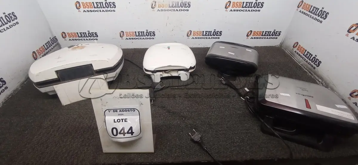 LOTE 044 - 04 SANDUICHEIRAS GRILL DE MARCAS E MODELOS DIVERSOS. (NO ESTADO) ATENÇÃO! FAZER A VISITAÇÃO ANTES DE ARREMATAR, NÃO SABEMOS SE FUNCIONA, LEILÃO NÃO TEM GARANTIA E NEM DEVOLUÇÃO, SUJEITO A POSSÍVEIS AVARIAS VISÍVEIS/OCULTAS E/OU AUSÊNCIA DE COMPONENTES.