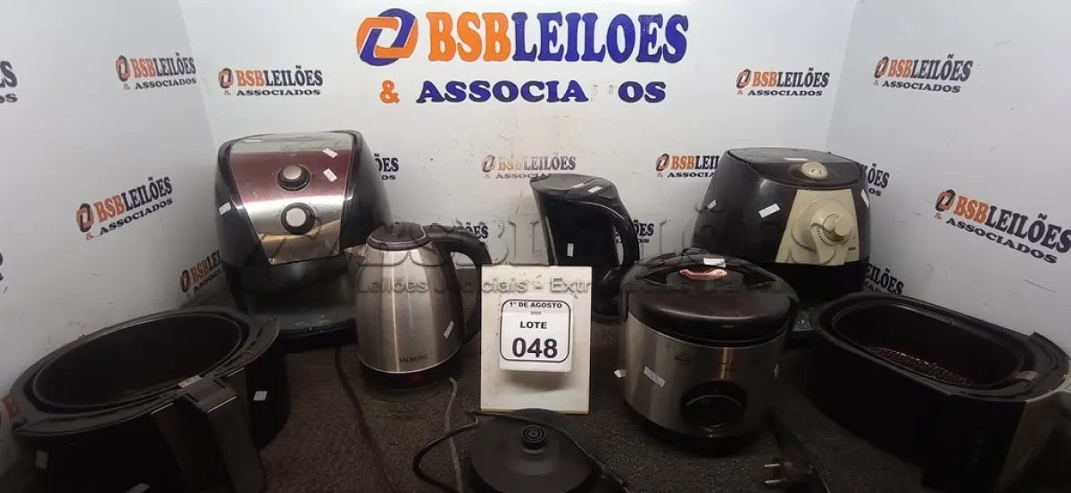 LOTE 048 - 01 PANELA ELÉTRICA, 02 AIR FRYERS E 02 CHALEIRAS ELÉTRICAS DE MARCAS E MODELOS DIVERSOS. (NO ESTADO) ATENÇÃO! FAZER A VISITAÇÃO ANTES DE ARREMATAR, NÃO SABEMOS SE FUNCIONA, LEILÃO NÃO TEM GARANTIA E NEM DEVOLUÇÃO, SUJEITO A POSSÍVEIS AVARIAS VISÍVEIS/OCULTAS E/OU AUSÊNCIA DE COMPONENTES.
