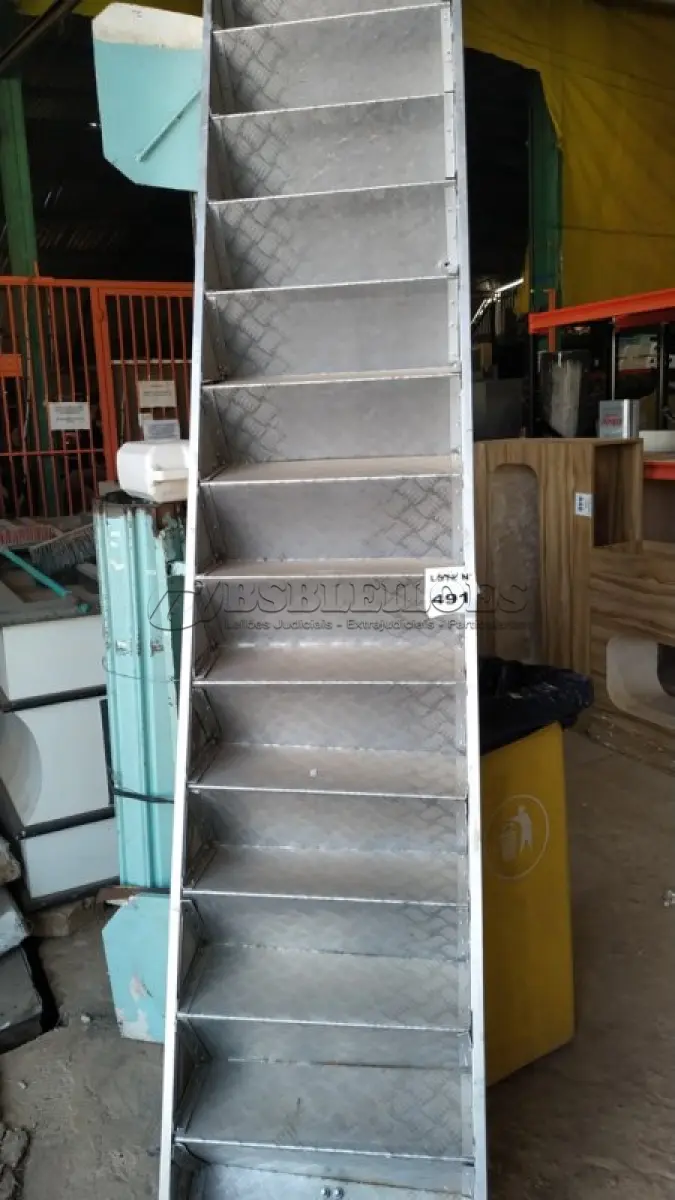 LOTE 491 - 01 ESCADA EM ALUMÍNIO 15 DEGRAUS. (NO ESTADO) ATENÇÃO! FAZER A VISITAÇÃO ANTES DE ARREMATAR, NÃO SABEMOS SE FUNCIONA, LEILÃO NÃO TEM GARANTIA E NEM DEVOLUÇÃO, SUJEITO A POSSÍVEIS AVARIAS VISÍVEIS/OCULTAS E/OU AUSÊNCIA DE COMPONENTES.
