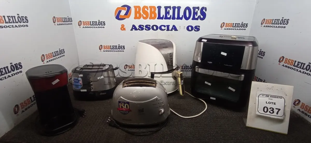 LOTE 037 - 02 TORRADEIRAS, 01 CAFETEIRA E 02 AIR FRYERS DE MARCAS E MODELOS DIVERSOS. (NO ESTADO) ATENÇÃO! FAZER A VISITAÇÃO ANTES DE ARREMATAR, NÃO SABEMOS SE FUNCIONA, LEILÃO NÃO TEM GARANTIA E NEM DEVOLUÇÃO, SUJEITO A POSSÍVEIS AVARIAS VISÍVEIS/OCULTAS E/OU AUSÊNCIA DE COMPONENTES.