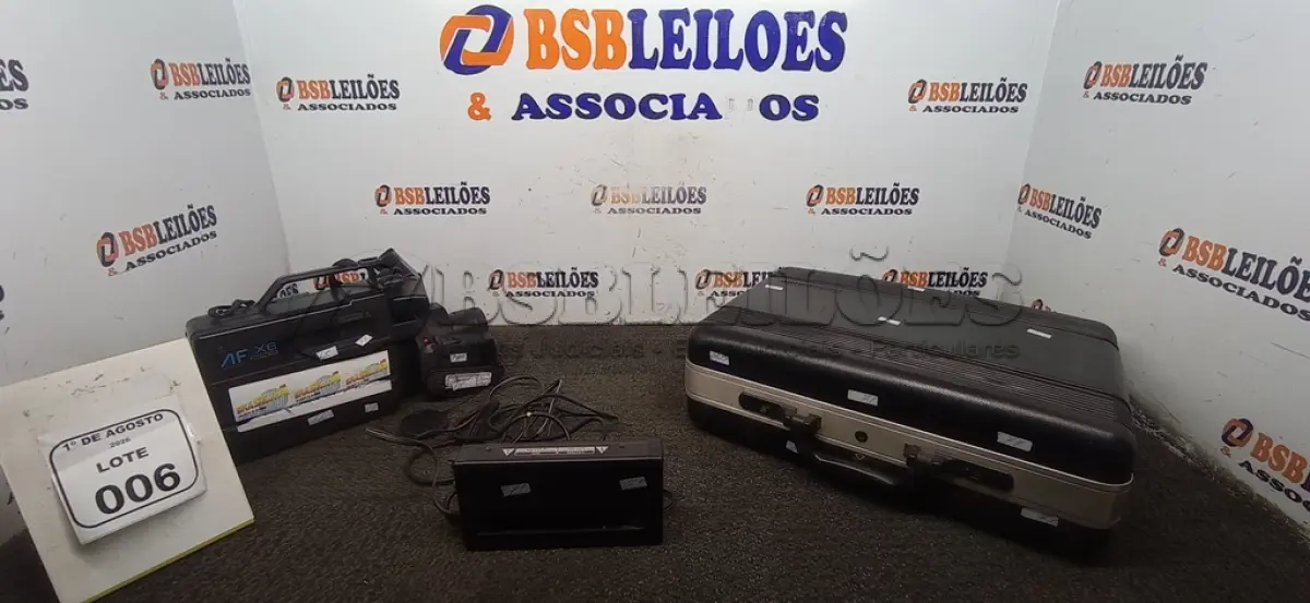 LOTE 006 - 01 FILMADORA MODELO AF X6 CCD COM CABOS E CASE MARCA PANASONIC. (NO ESTADO) ATENÇÃO! FAZER A VISITAÇÃO ANTES DE ARREMATAR, NÃO SABEMOS SE FUNCIONA, LEILÃO NÃO TEM GARANTIA E NEM DEVOLUÇÃO, SUJEITO A POSSÍVEIS AVARIAS VISÍVEIS/OCULTAS E/OU AUSÊNCIA DE COMPONENTES.