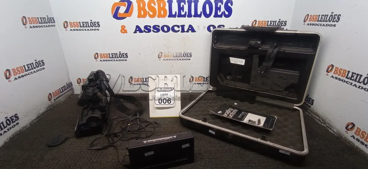 LOTE 006 - 01 FILMADORA MODELO AF X6 CCD COM CABOS E CASE MARCA PANASONIC. (NO ESTADO) ATENÇÃO! FAZER A VISITAÇÃO ANTES DE ARREMATAR, NÃO SABEMOS SE FUNCIONA, LEILÃO NÃO TEM GARANTIA E NEM DEVOLUÇÃO, SUJEITO A POSSÍVEIS AVARIAS VISÍVEIS/OCULTAS E/OU AUSÊNCIA DE COMPONENTES.