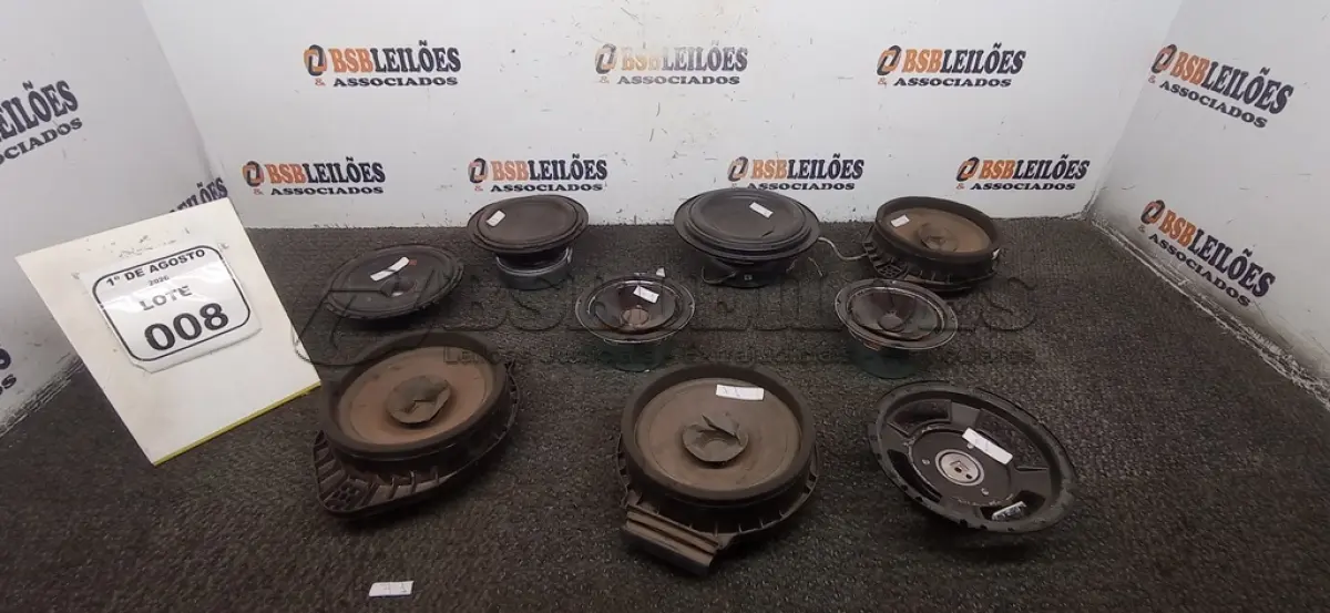 LOTE 008 - 09 ALTO FALANTES DE MARCAS E MODELOS DIVERSOS. (NO ESTADO) ATENÇÃO! FAZER A VISITAÇÃO ANTES DE ARREMATAR, NÃO SABEMOS SE FUNCIONA, LEILÃO NÃO TEM GARANTIA E NEM DEVOLUÇÃO, SUJEITO A POSSÍVEIS AVARIAS VISÍVEIS/OCULTAS E/OU AUSÊNCIA DE COMPONENTES.