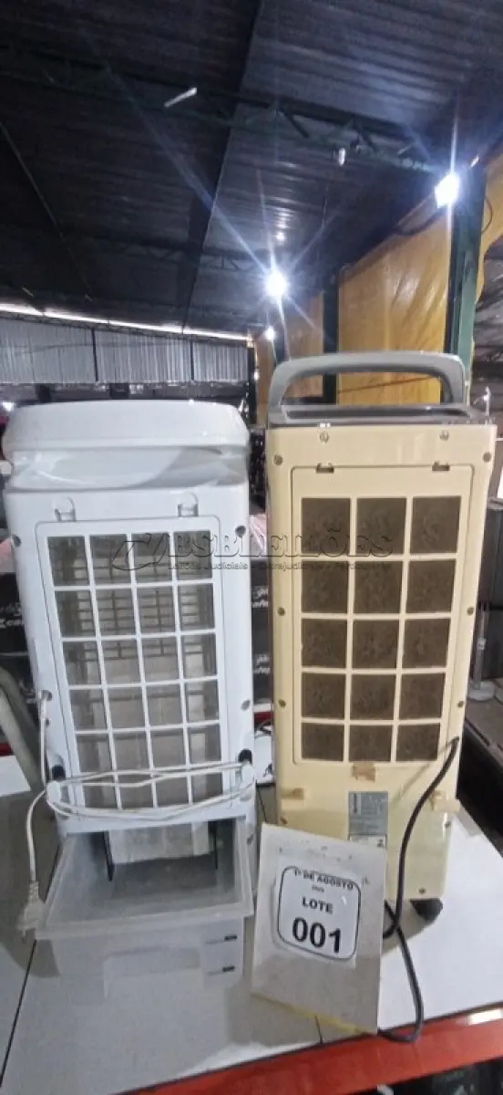 LOTE 001 - 02 CLIMATIZADORES DE AR MARCAS PHILCO E SPRINGER. (NO ESTADO) ATENÇÃO! FAZER A VISITAÇÃO ANTES DE ARREMATAR, NÃO SABEMOS SE FUNCIONA, LEILÃO NÃO TEM GARANTIA E NEM DEVOLUÇÃO, SUJEITO A POSSÍVEIS AVARIAS VISÍVEIS/OCULTAS E/OU AUSÊNCIA DE COMPONENTES.