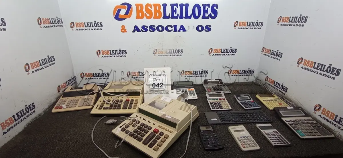 LOTE 042 - 01 LOTE COM VÁRIAS CALCULADORAS DE MARCAS E MODELOS DIVERSO. (NO ESTADO) ATENÇÃO! FAZER A VISITAÇÃO ANTES DE ARREMATAR, NÃO SABEMOS SE FUNCIONA, LEILÃO NÃO TEM GARANTIA E NEM DEVOLUÇÃO, SUJEITO A POSSÍVEIS AVARIAS VISÍVEIS/OCULTAS E/OU AUSÊNCIA DE COMPONENTES.