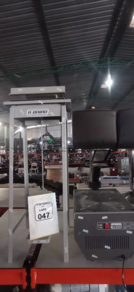 LOTE 047 - 01 RETROPROJETOR MODELO M-97 MARCA TES E 01 SELADORA COM PEDAL. (NO ESTADO) ATENÇÃO! FAZER A VISITAÇÃO ANTES DE ARREMATAR, NÃO SABEMOS SE FUNCIONA, LEILÃO NÃO TEM GARANTIA E NEM DEVOLUÇÃO, SUJEITO A POSSÍVEIS AVARIAS VISÍVEIS/OCULTAS E/OU AUSÊNCIA DE COMPONENTES.