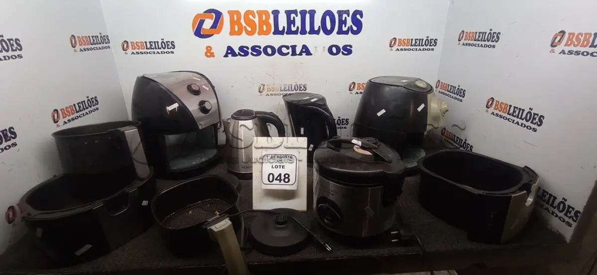 LOTE 048 - 01 PANELA ELÉTRICA, 02 AIR FRYERS E 02 CHALEIRAS ELÉTRICAS DE MARCAS E MODELOS DIVERSOS. (NO ESTADO) ATENÇÃO! FAZER A VISITAÇÃO ANTES DE ARREMATAR, NÃO SABEMOS SE FUNCIONA, LEILÃO NÃO TEM GARANTIA E NEM DEVOLUÇÃO, SUJEITO A POSSÍVEIS AVARIAS VISÍVEIS/OCULTAS E/OU AUSÊNCIA DE COMPONENTES.