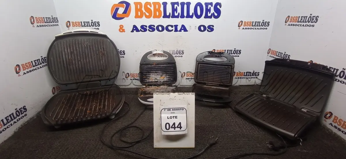 LOTE 044 - 04 SANDUICHEIRAS GRILL DE MARCAS E MODELOS DIVERSOS. (NO ESTADO) ATENÇÃO! FAZER A VISITAÇÃO ANTES DE ARREMATAR, NÃO SABEMOS SE FUNCIONA, LEILÃO NÃO TEM GARANTIA E NEM DEVOLUÇÃO, SUJEITO A POSSÍVEIS AVARIAS VISÍVEIS/OCULTAS E/OU AUSÊNCIA DE COMPONENTES.