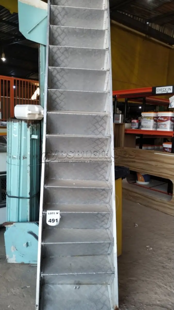 LOTE 491 - 01 ESCADA EM ALUMÍNIO 15 DEGRAUS. (NO ESTADO) ATENÇÃO! FAZER A VISITAÇÃO ANTES DE ARREMATAR, NÃO SABEMOS SE FUNCIONA, LEILÃO NÃO TEM GARANTIA E NEM DEVOLUÇÃO, SUJEITO A POSSÍVEIS AVARIAS VISÍVEIS/OCULTAS E/OU AUSÊNCIA DE COMPONENTES.