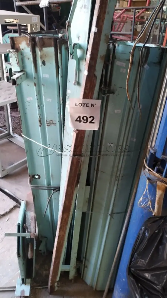 LOTE 492 - 01 PORTÃO DOBRÁVEL DUPLO EM FERRO. (NO ESTADO) ATENÇÃO! FAZER A VISITAÇÃO ANTES DE ARREMATAR, NÃO SABEMOS SE FUNCIONA, LEILÃO NÃO TEM GARANTIA E NEM DEVOLUÇÃO, SUJEITO A POSSÍVEIS AVARIAS VISÍVEIS/OCULTAS E/OU AUSÊNCIA DE COMPONENTES.