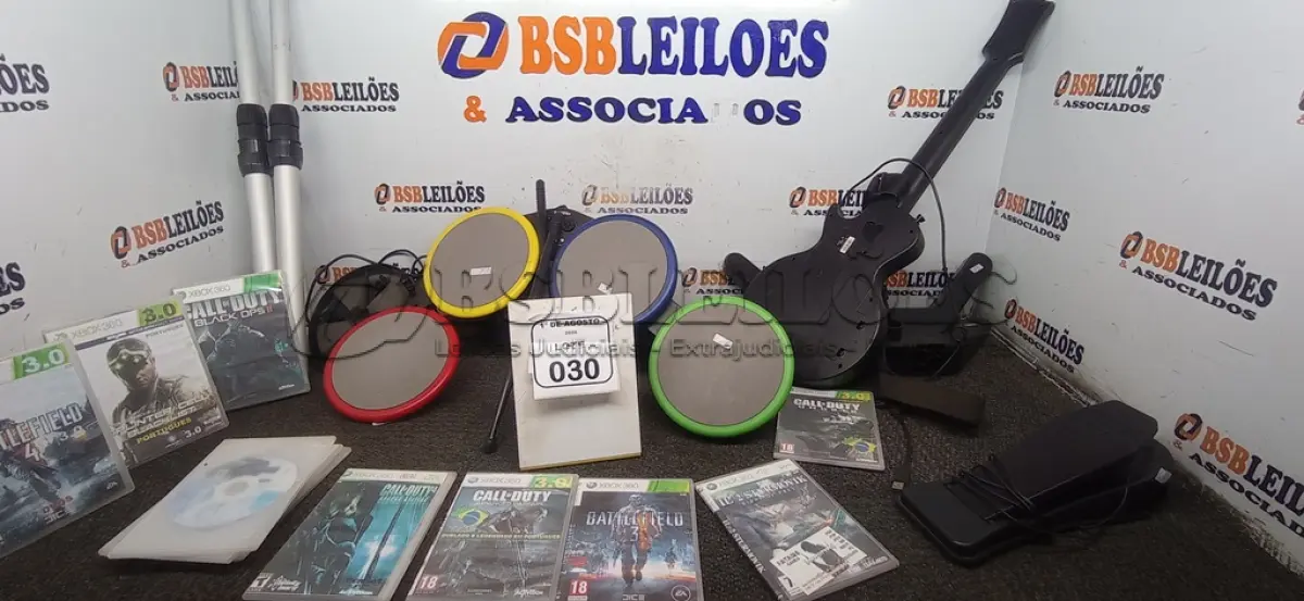LOTE 030 - 01 GUITARRA E 01 BATERIA PARA VIDEOGAMES E VÁRIOS JOGOS PARA XBOX. (NO ESTADO) ATENÇÃO! FAZER A VISITAÇÃO ANTES DE ARREMATAR, NÃO SABEMOS SE FUNCIONA, LEILÃO NÃO TEM GARANTIA E NEM DEVOLUÇÃO, SUJEITO A POSSÍVEIS AVARIAS VISÍVEIS/OCULTAS E/OU AUSÊNCIA DE COMPONENTES.