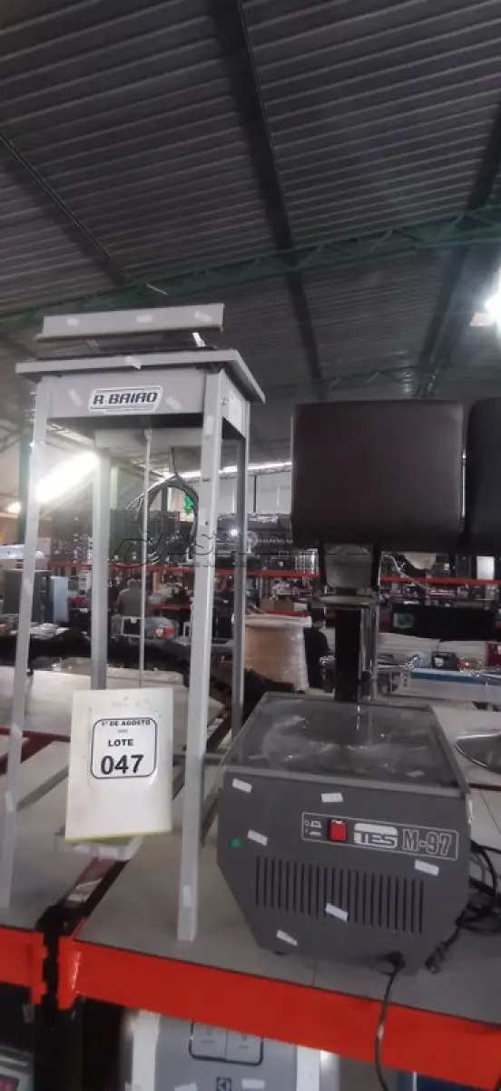 LOTE 047 - 01 RETROPROJETOR MODELO M-97 MARCA TES E 01 SELADORA COM PEDAL. (NO ESTADO) ATENÇÃO! FAZER A VISITAÇÃO ANTES DE ARREMATAR, NÃO SABEMOS SE FUNCIONA, LEILÃO NÃO TEM GARANTIA E NEM DEVOLUÇÃO, SUJEITO A POSSÍVEIS AVARIAS VISÍVEIS/OCULTAS E/OU AUSÊNCIA DE COMPONENTES.