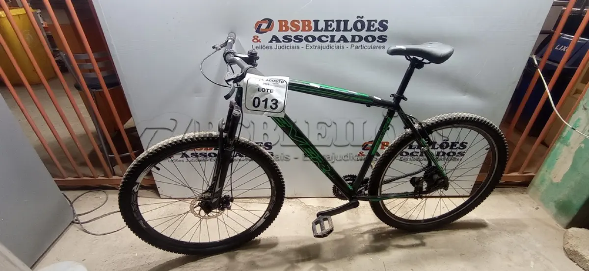 LOTE 013 - 01 BICICLETA ARO 29. (NO ESTADO) ATENÇÃO! FAZER A VISITAÇÃO ANTES DE ARREMATAR, NÃO SABEMOS SE FUNCIONA, LEILÃO NÃO TEM GARANTIA E NEM DEVOLUÇÃO, SUJEITO A POSSÍVEIS AVARIAS VISÍVEIS/OCULTAS E/OU AUSÊNCIA DE COMPONENTES.