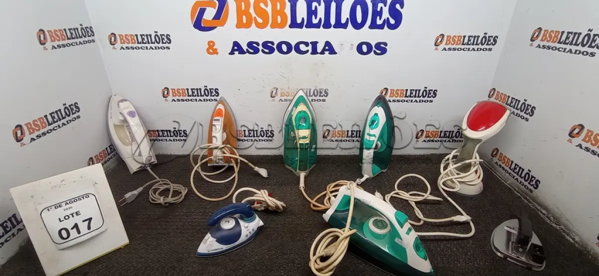 LOTE 017 - 01 VAPORIZADOR DE ROUPAS MARCA BLACK DECKER  E 07 FERROS DE PASSAR DE MARCASSE MODELOS DIVERSOS. (NO ESTADO) ATENÇÃO! FAZER A VISITAÇÃO ANTES DE ARREMATAR, NÃO SABEMOS SE FUNCIONA, LEILÃO NÃO TEM GARANTIA E NEM DEVOLUÇÃO, SUJEITO A POSSÍVEIS AVARIAS VISÍVEIS/OCULTAS E/OU AUSÊNCIA DE COMPONENTES.
