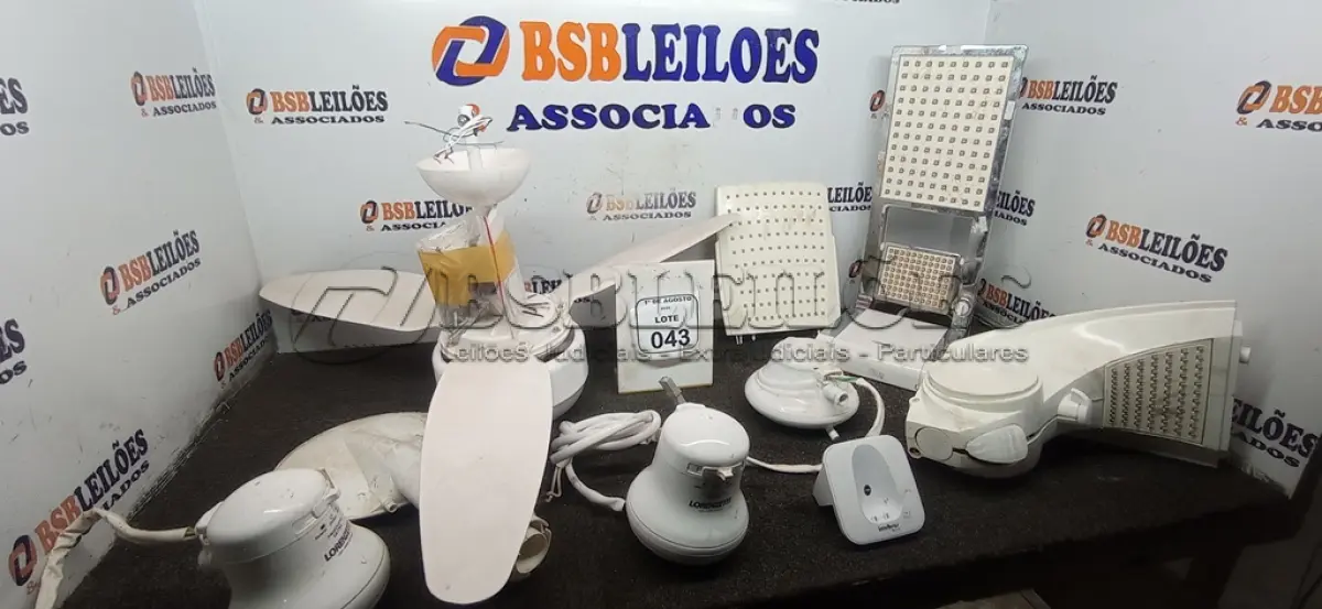 LOTE 043 - 01 VENTILADOR DE TETO E VÁRIOS CHUVEIROS DE MARCAS E MODELOS DIVERSOS. (NO ESTADO) ATENÇÃO! FAZER A VISITAÇÃO ANTES DE ARREMATAR, NÃO SABEMOS SE FUNCIONA, LEILÃO NÃO TEM GARANTIA E NEM DEVOLUÇÃO, SUJEITO A POSSÍVEIS AVARIAS VISÍVEIS/OCULTAS E/OU AUSÊNCIA DE COMPONENTES.