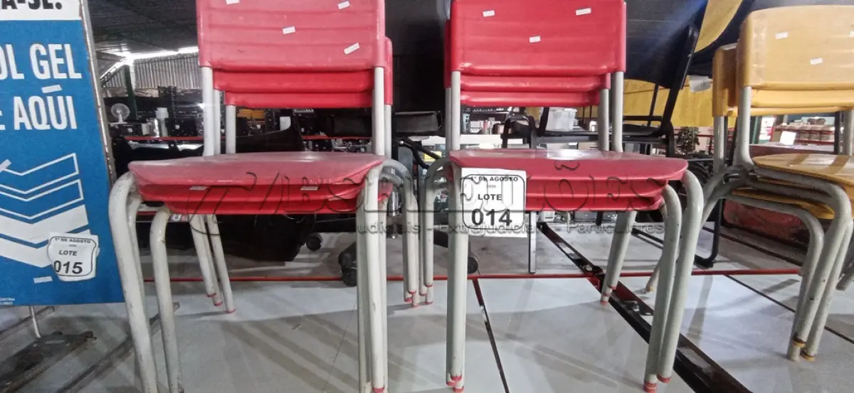 LOTE 014 - 06 CADEIRAS INFANTIS NA COR VERMELHA. (NO ESTADO) ATENÇÃO! FAZER A VISITAÇÃO ANTES DE ARREMATAR, NÃO SABEMOS SE FUNCIONA, LEILÃO NÃO TEM GARANTIA E NEM DEVOLUÇÃO, SUJEITO A POSSÍVEIS AVARIAS VISÍVEIS/OCULTAS E/OU AUSÊNCIA DE COMPONENTES.