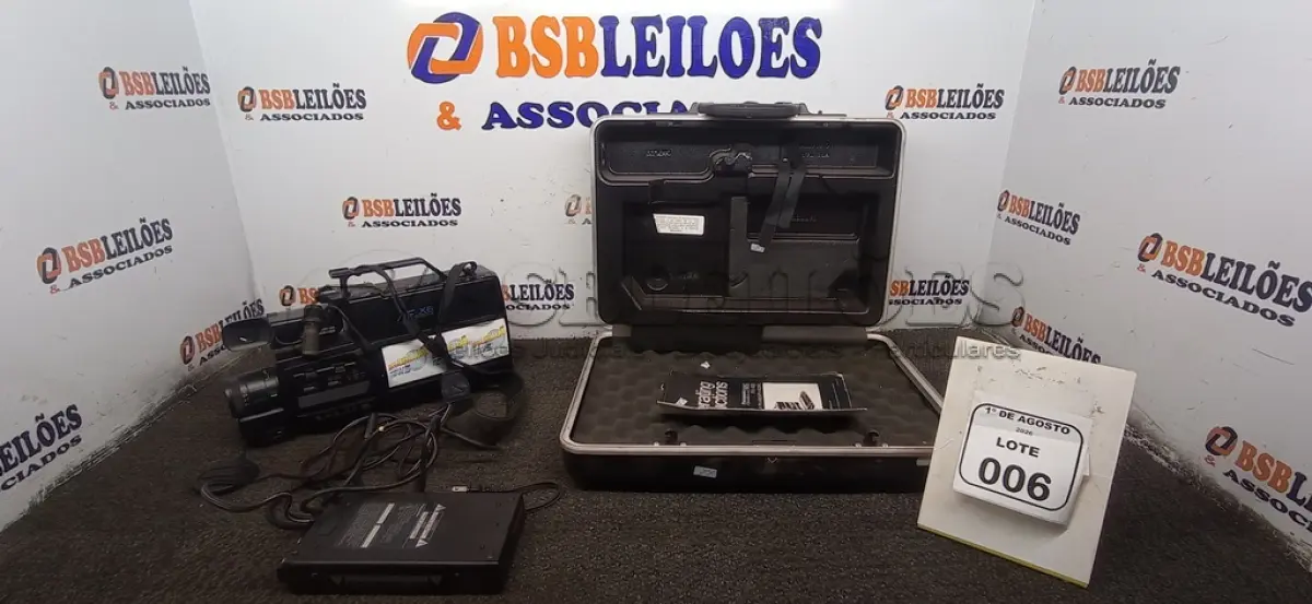 LOTE 006 - 01 FILMADORA MODELO AF X6 CCD COM CABOS E CASE MARCA PANASONIC. (NO ESTADO) ATENÇÃO! FAZER A VISITAÇÃO ANTES DE ARREMATAR, NÃO SABEMOS SE FUNCIONA, LEILÃO NÃO TEM GARANTIA E NEM DEVOLUÇÃO, SUJEITO A POSSÍVEIS AVARIAS VISÍVEIS/OCULTAS E/OU AUSÊNCIA DE COMPONENTES.