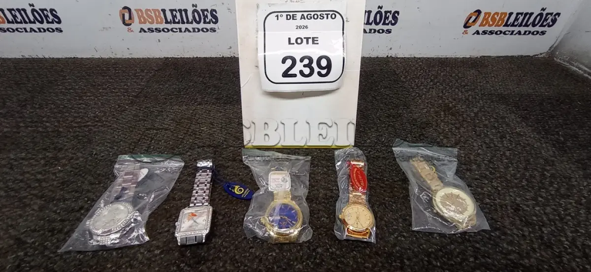 LOTE 239 - 05 RELÓGIOS DE PULSO DE MODELOS DIVERSOS. (NO ESTADO) ATENÇÃO! FAZER A VISITAÇÃO ANTES DE ARREMATAR, NÃO SABEMOS SE FUNCIONA, LEILÃO NÃO TEM GARANTIA E NEM DEVOLUÇÃO, SUJEITO A POSSÍVEIS AVARIAS VISÍVEIS/OCULTAS E/OU AUSÊNCIA DE COMPONENTES.