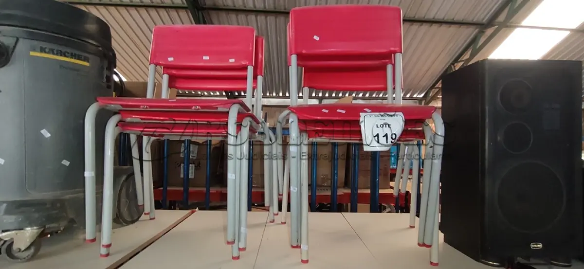 LOTE 119 - 06 CADEIRAS INFANTIS NA COR VERMELHA. (NO ESTADO) ATENÇÃO! FAZER A VISITAÇÃO ANTES DE ARREMATAR, NÃO SABEMOS SE FUNCIONA, LEILÃO NÃO TEM GARANTIA E NEM DEVOLUÇÃO, SUJEITO A POSSÍVEIS AVARIAS VISÍVEIS/OCULTAS E/OU AUSÊNCIA DE COMPONENTES.