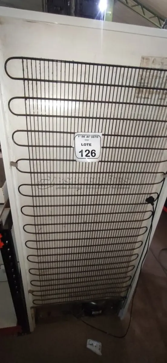 LOTE 126 - 01 GELADEIRA 220V MODELO KDN 42 MARCA BOSCH. (NO ESTADO) ATENÇÃO! FAZER A VISITAÇÃO ANTES DE ARREMATAR, NÃO SABEMOS SE FUNCIONA, LEILÃO NÃO TEM GARANTIA E NEM DEVOLUÇÃO, SUJEITO A POSSÍVEIS AVARIAS VISÍVEIS/OCULTAS E/OU AUSÊNCIA DE COMPONENTES.