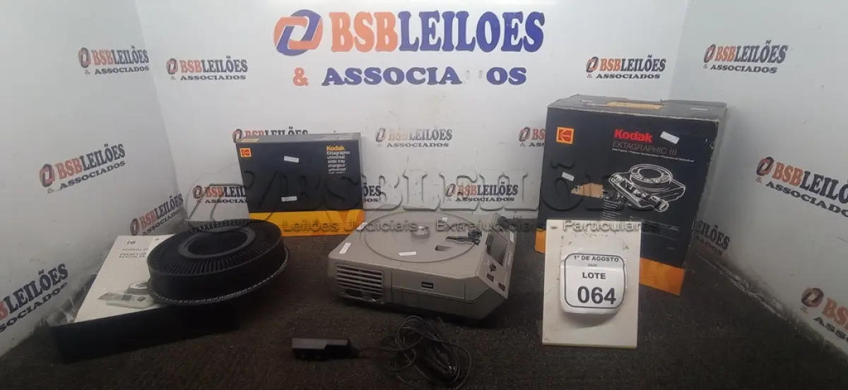 LOTE 064 - 01 PROJETOR DE SLIDES MODELO EKTAGRAPHIC III MARCA KODAK. (NO ESTADO) ATENÇÃO! FAZER A VISITAÇÃO ANTES DE ARREMATAR, NÃO SABEMOS SE FUNCIONA, LEILÃO NÃO TEM GARANTIA E NEM DEVOLUÇÃO, SUJEITO A POSSÍVEIS AVARIAS VISÍVEIS/OCULTAS E/OU AUSÊNCIA DE COMPONENTES.