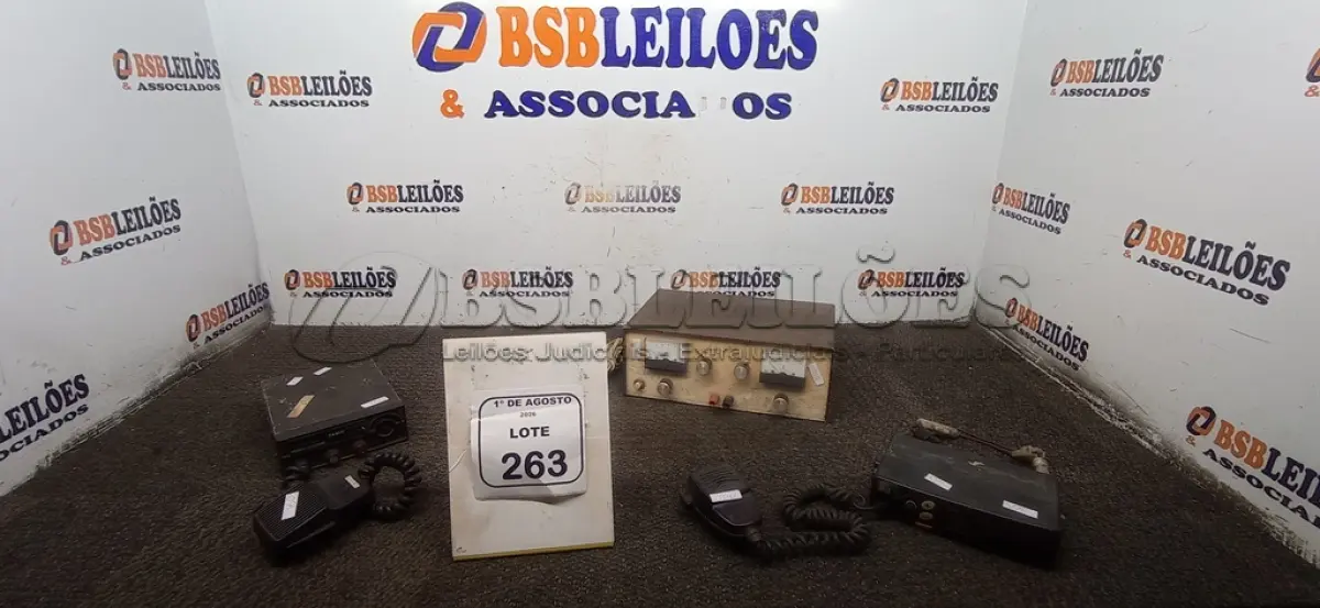 LOTE 263 - 01 ACOPLADOR DE ANTENA E 02 RÁDIOS PX DE MARCAS E MODELOS DIVERSOS. (NO ESTADO) ATENÇÃO! FAZER A VISITAÇÃO ANTES DE ARREMATAR, NÃO SABEMOS SE FUNCIONA, LEILÃO NÃO TEM GARANTIA E NEM DEVOLUÇÃO, SUJEITO A POSSÍVEIS AVARIAS VISÍVEIS/OCULTAS E/OU AUSÊNCIA DE COMPONENTES.