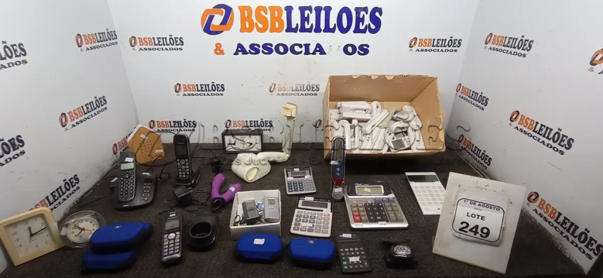 LOTE 249 - 01 LOTE COM GRANDE QUANTIDADE DE CONTROLES DE AR-CONDICIONADO, CALCULADORAS, TELEFONES FIXOS, APARELHOS AURICULARES E ELETRÔNICOS DIVERSOS. (NO ESTADO) ATENÇÃO! FAZER A VISITAÇÃO ANTES DE ARREMATAR, NÃO SABEMOS SE FUNCIONA, LEILÃO NÃO TEM GARANTIA E NEM DEVOLUÇÃO, SUJEITO A POSSÍVEIS AVARIAS VISÍVEIS/OCULTAS E/OU AUSÊNCIA DE COMPONENTES.