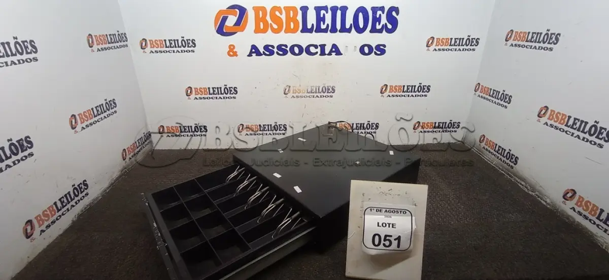 LOTE 051 - 01 GAVETA DE DINHEIRO. (NO ESTADO) ATENÇÃO! FAZER A VISITAÇÃO ANTES DE ARREMATAR, NÃO SABEMOS SE FUNCIONA, LEILÃO NÃO TEM GARANTIA E NEM DEVOLUÇÃO, SUJEITO A POSSÍVEIS AVARIAS VISÍVEIS/OCULTAS E/OU AUSÊNCIA DE COMPONENTES.