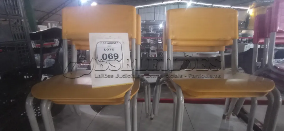 LOTE 069 - 06 CADEIRAS INFANTIS NA COR AMARELA. (NO ESTADO) ATENÇÃO! FAZER A VISITAÇÃO ANTES DE ARREMATAR, NÃO SABEMOS SE FUNCIONA, LEILÃO NÃO TEM GARANTIA E NEM DEVOLUÇÃO, SUJEITO A POSSÍVEIS AVARIAS VISÍVEIS/OCULTAS E/OU AUSÊNCIA DE COMPONENTES.
