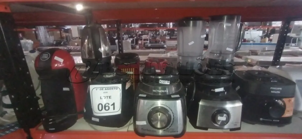 LOTE 061 - 01 CAFETEIRA, 01 CHALEIRA, 02 LIQUIDIFICADORES E VÁRIOS MOTORES DE LIQUIDIFICADOR DE MARCAS E MODELOS DIVERSOS. (NO ESTADO) ATENÇÃO! FAZER A VISITAÇÃO ANTES DE ARREMATAR, NÃO SABEMOS SE FUNCIONA, LEILÃO NÃO TEM GARANTIA E NEM DEVOLUÇÃO, SUJEITO A POSSÍVEIS AVARIAS VISÍVEIS/OCULTAS E/OU AUSÊNCIA DE COMPONENTES.