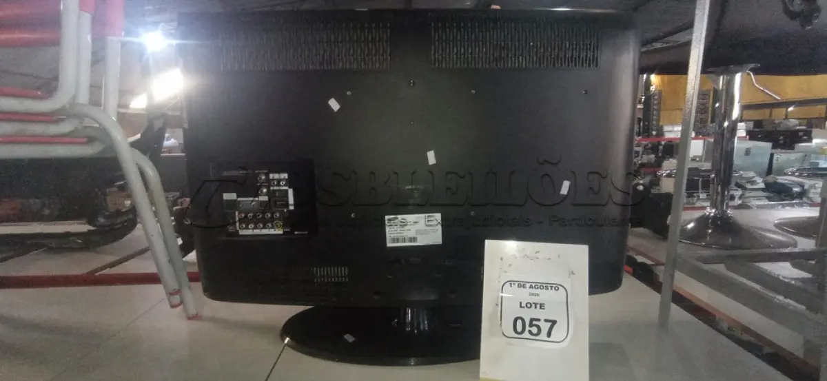 LOTE 057 - 01 TV 32’’ MARCA SAMSUNG. (NO ESTADO) ATENÇÃO! FAZER A VISITAÇÃO ANTES DE ARREMATAR, NÃO SABEMOS SE FUNCIONA, LEILÃO NÃO TEM GARANTIA E NEM DEVOLUÇÃO, SUJEITO A POSSÍVEIS AVARIAS VISÍVEIS/OCULTAS E/OU AUSÊNCIA DE COMPONENTES.